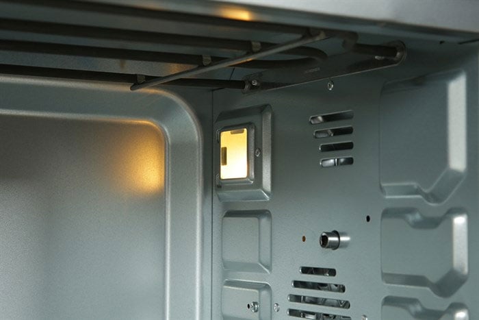 Lò nướng Toshiba TL-MC40EZF(GR) có khoang lò rộng, tích hợp đèn chiếu sáng